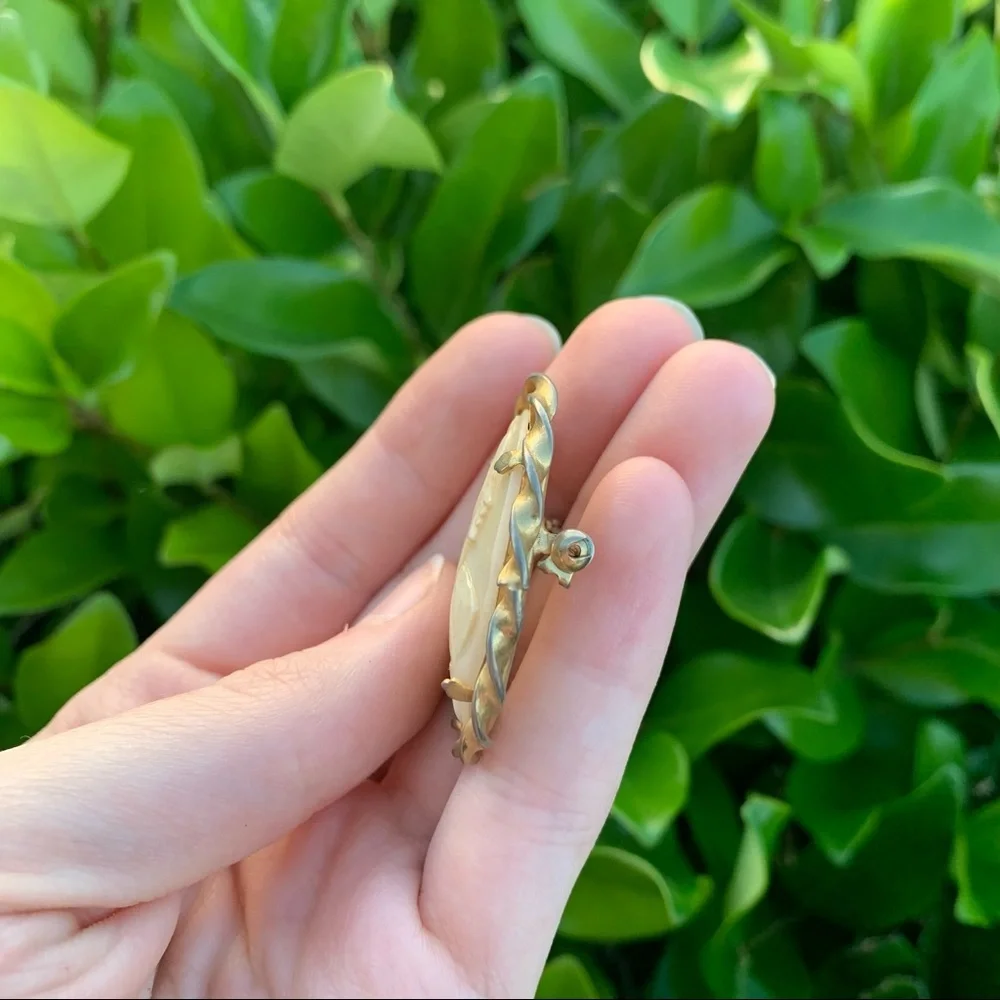 Vintage Cameo Brooch Carved Shell Gold Metal - Picture 3 of 6